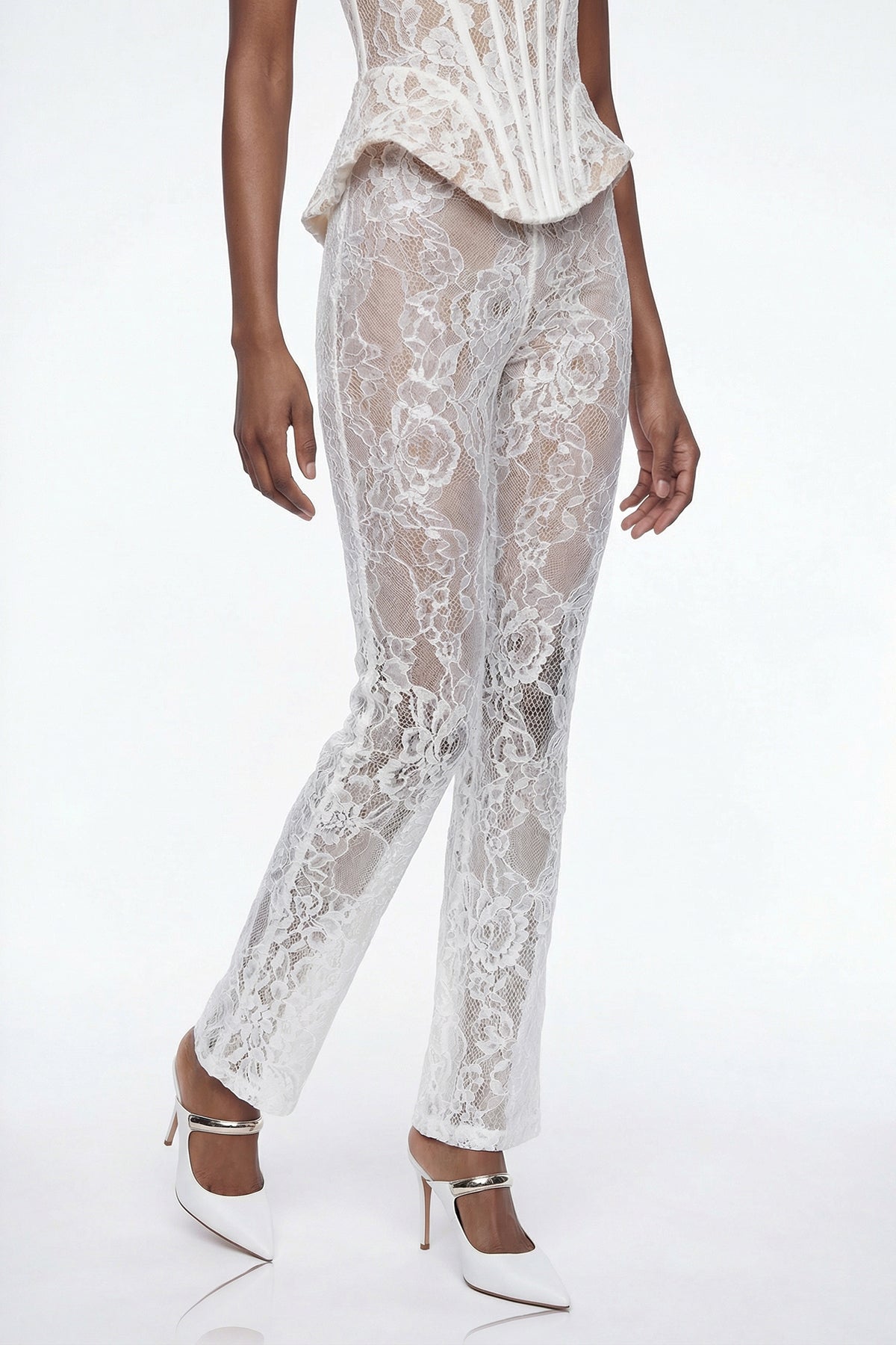 Well Tailored Pants with a Graceful Silhouette