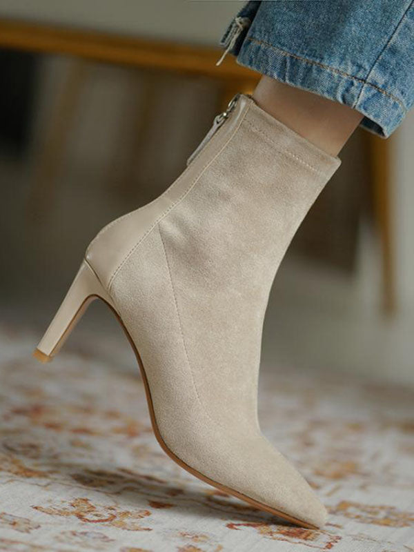 Effortlessly Elegant Boots with a Timeless Design