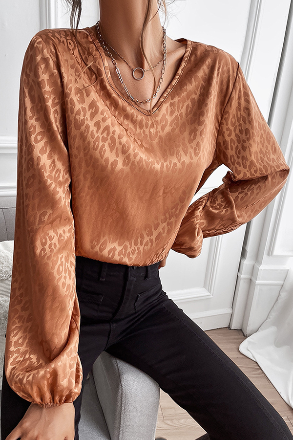 Effortlessly Elegant Blouse with a Timeless Design