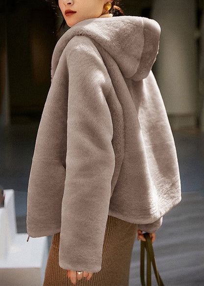 Well Tailored Coat with a Graceful Silhouette
