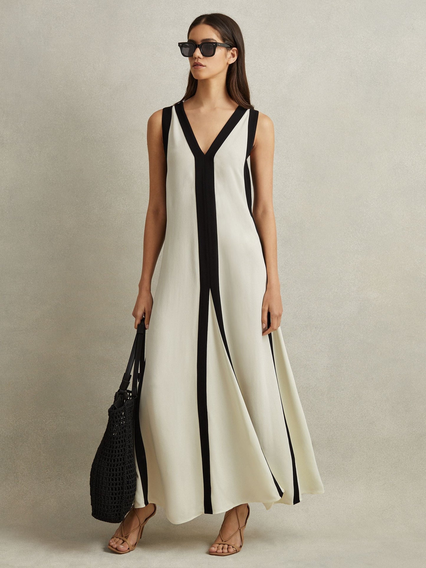 Well Tailored Dress with a Graceful Silhouette
