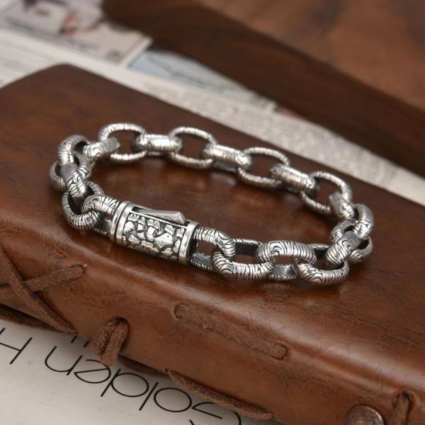 Effortlessly Elegant Garment with a Timeless Design