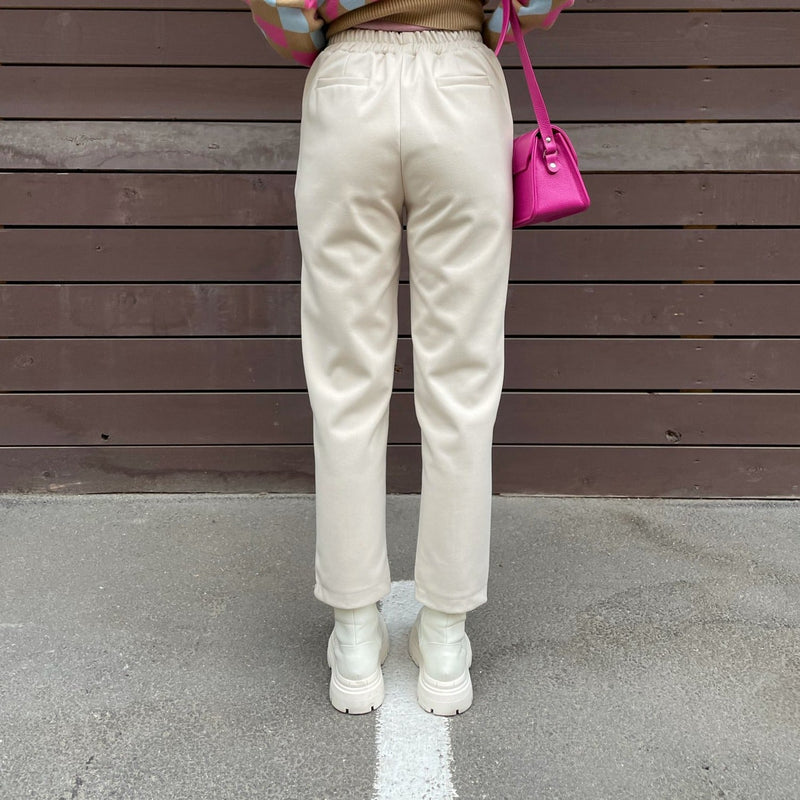 Effortlessly Elegant Pants with a Timeless Design