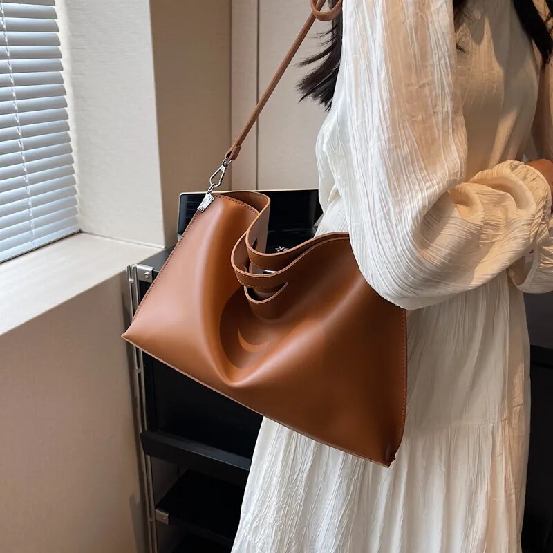 Gracefully Styled Bag for Any Occasion
