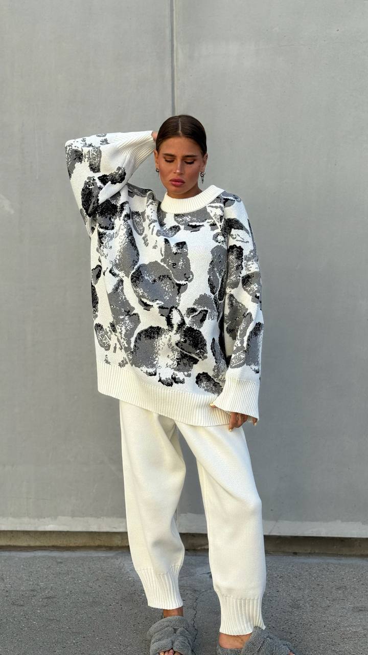 Classic Vintage Sweater with a Flattering Fit