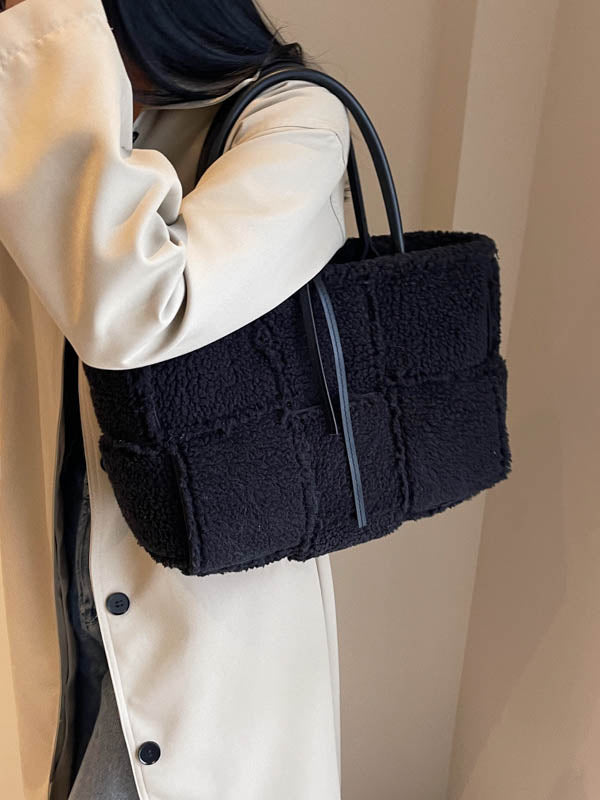Gracefully Styled Bag for Any Occasion