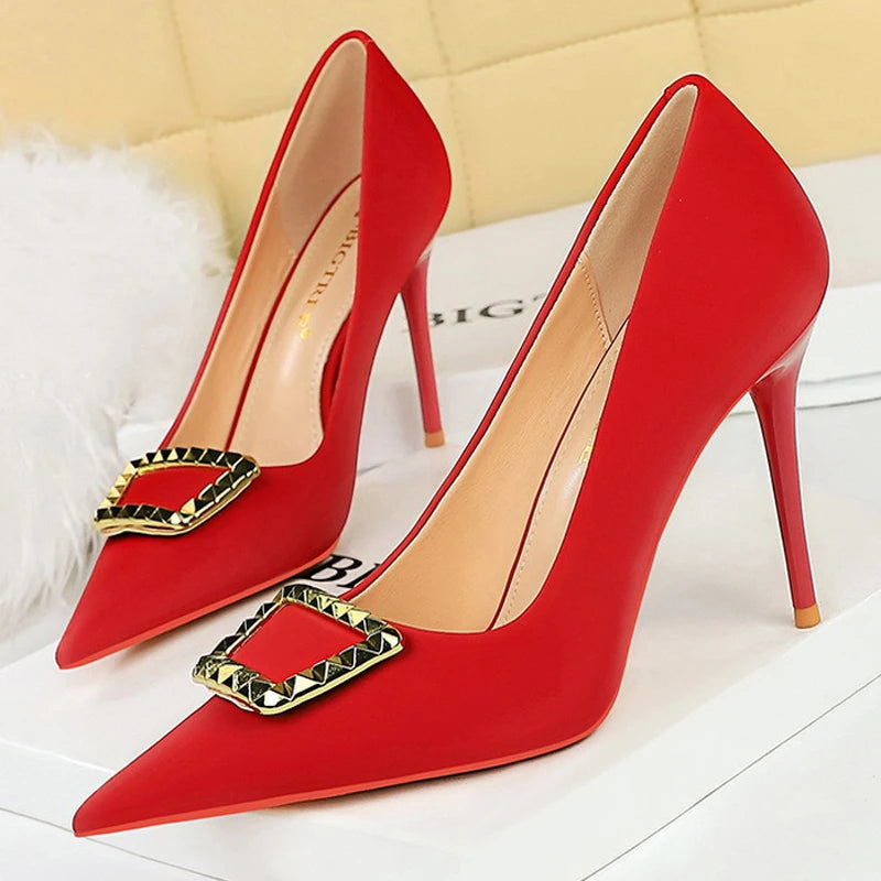 Effortlessly Elegant Shoes with a Timeless Design