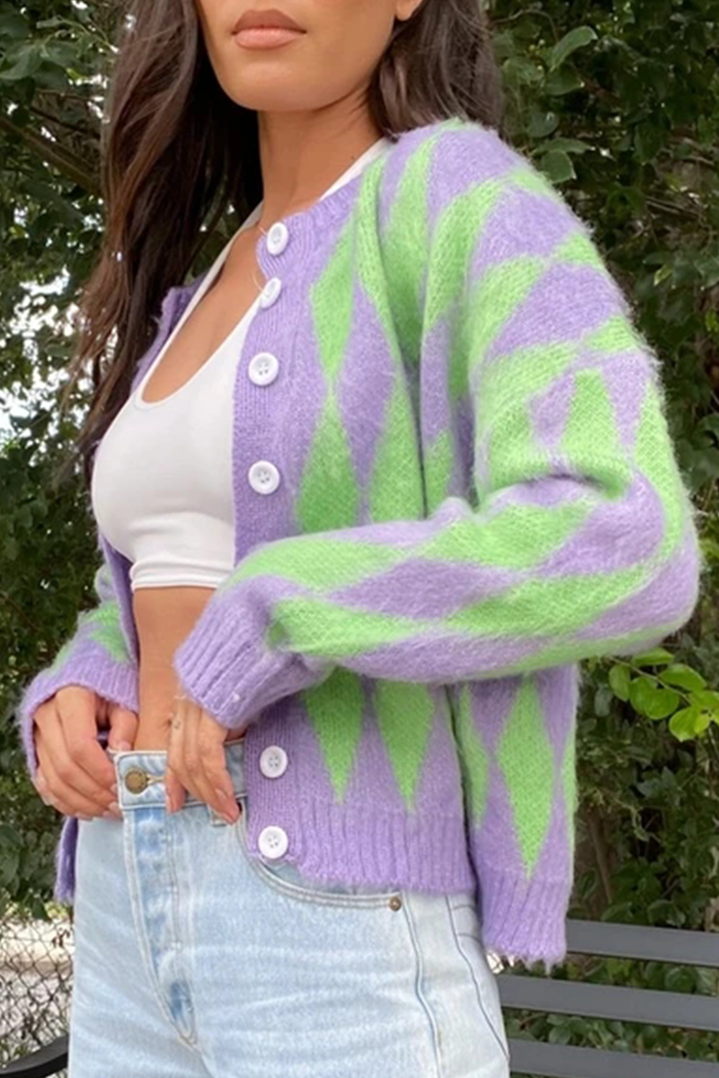 Well Tailored Sweater with a Graceful Silhouette