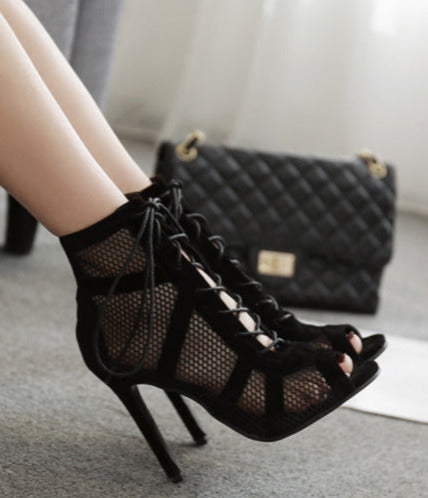 Effortlessly Elegant Heels with a Timeless Design