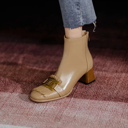 Effortlessly Elegant Boots with a Timeless Design