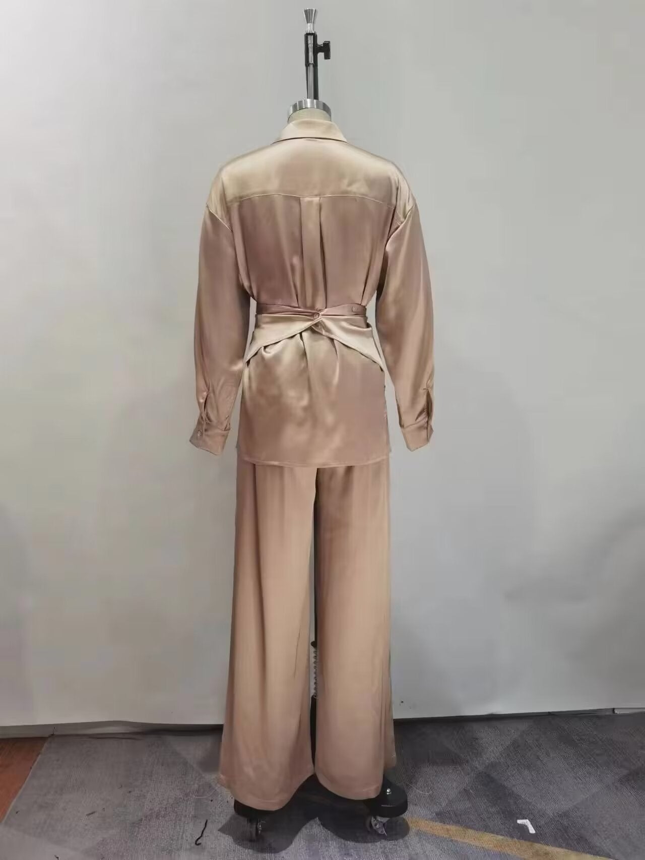 Effortlessly Elegant Pants with a Timeless Design