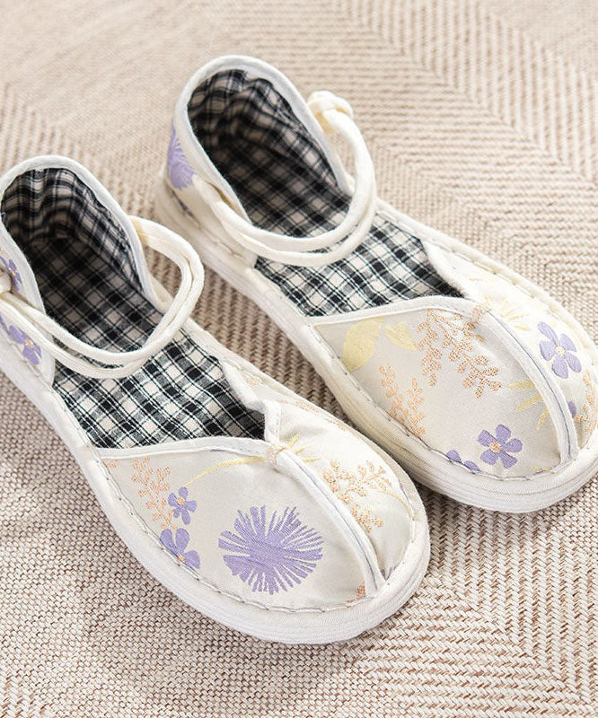 Effortlessly Elegant Shoes with a Timeless Design