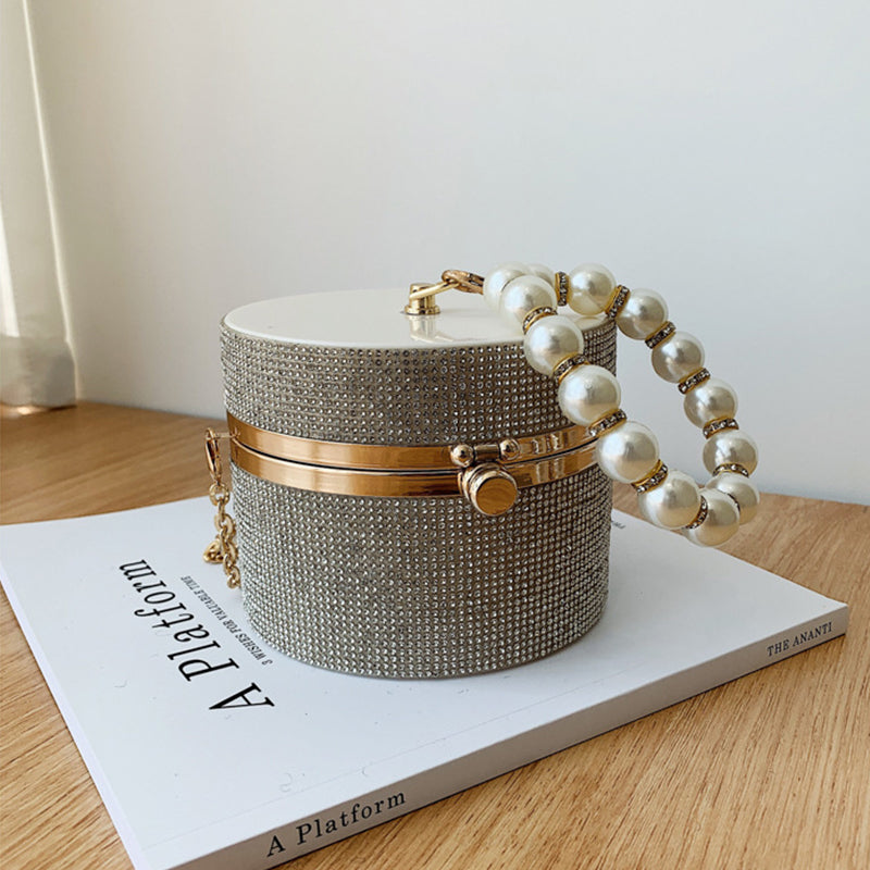 Well Tailored Bag with a Graceful Silhouette