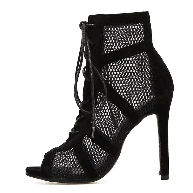 Effortlessly Elegant Heels with a Timeless Design