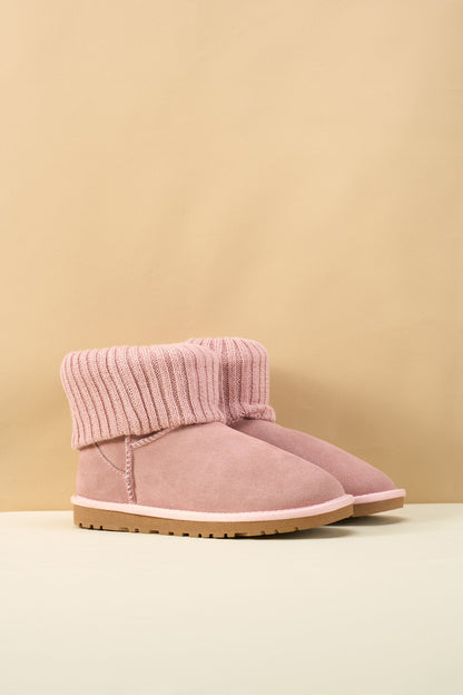 Effortlessly Elegant Boots with a Timeless Design