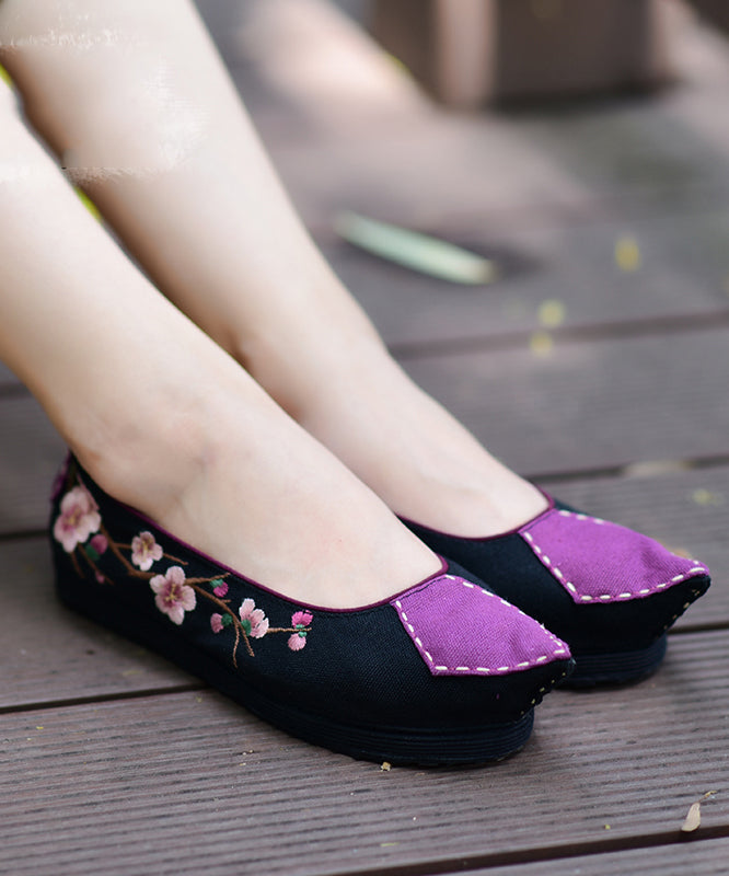Effortlessly Elegant Shoes with a Timeless Design