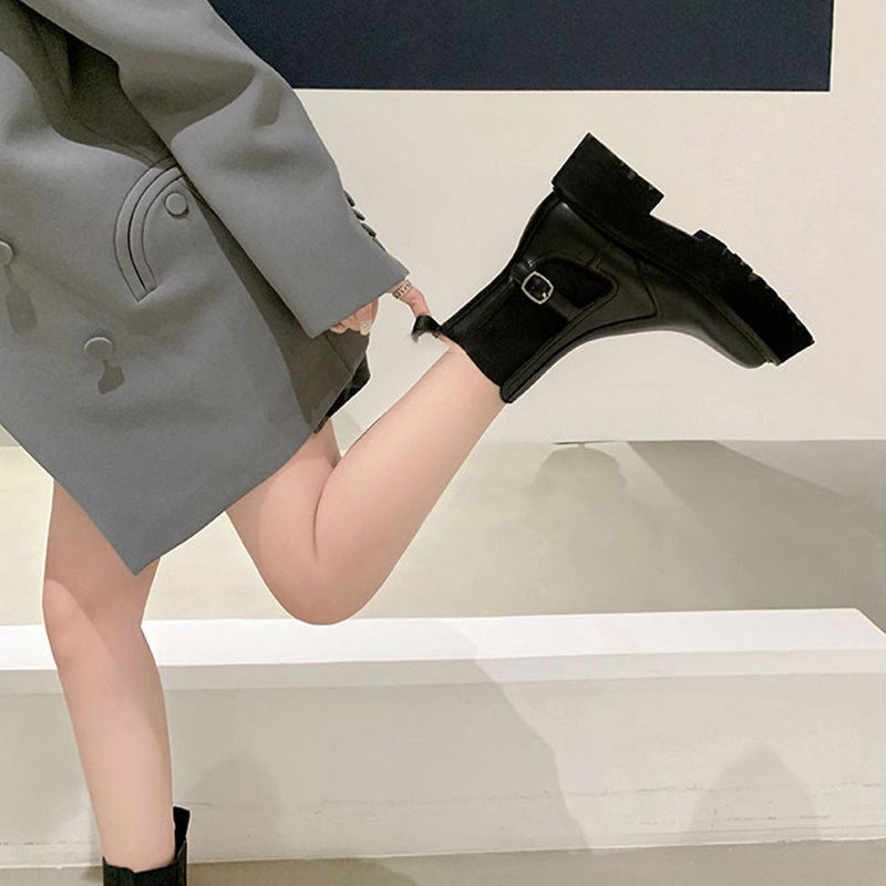 Effortlessly Elegant Boots with a Timeless Design