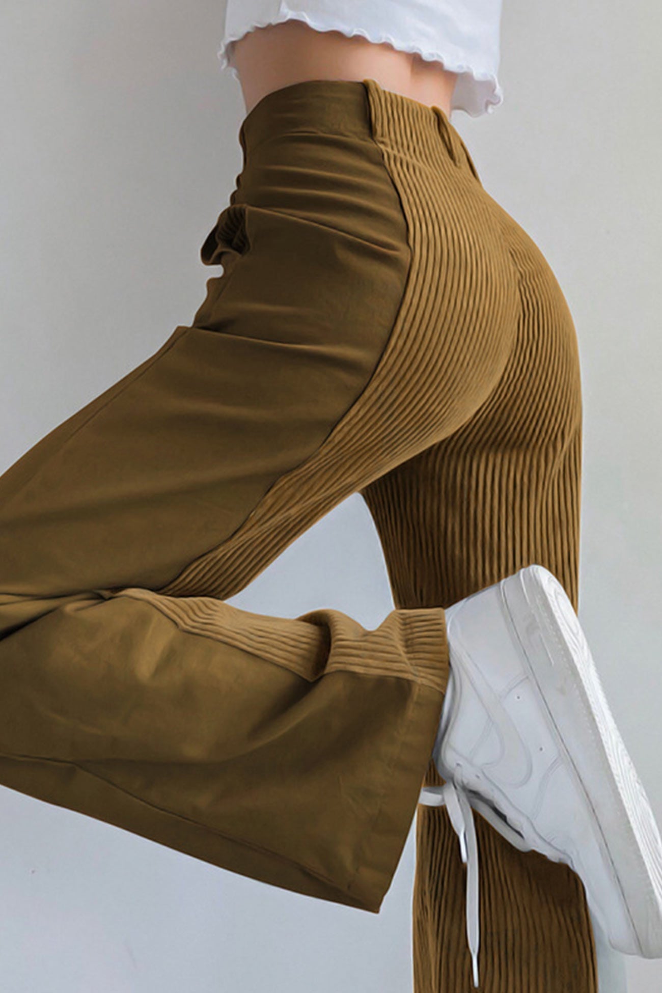Effortlessly Elegant Pants with a Timeless Design