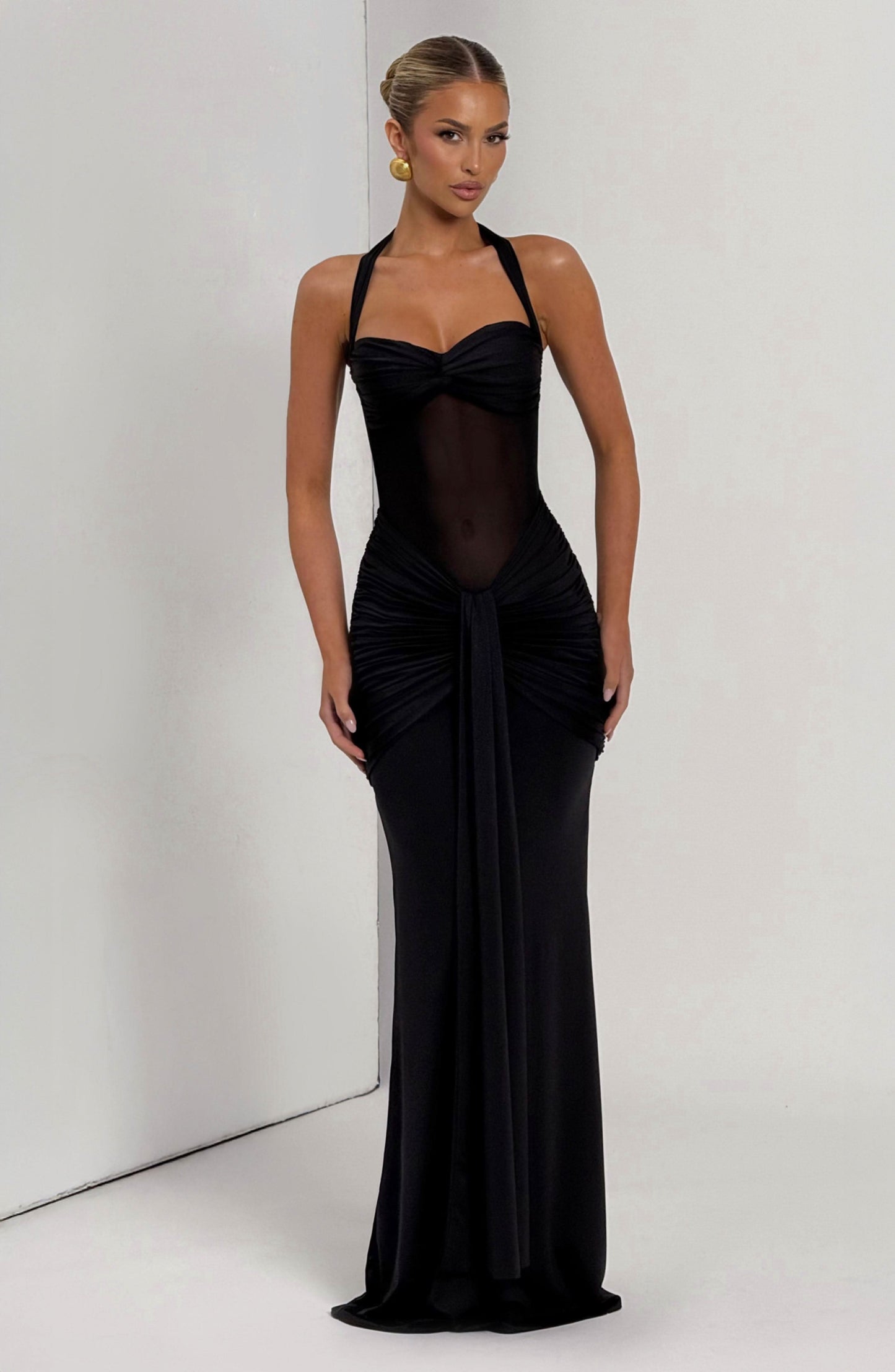 Beautifully Finished Dress in a Timeless Design