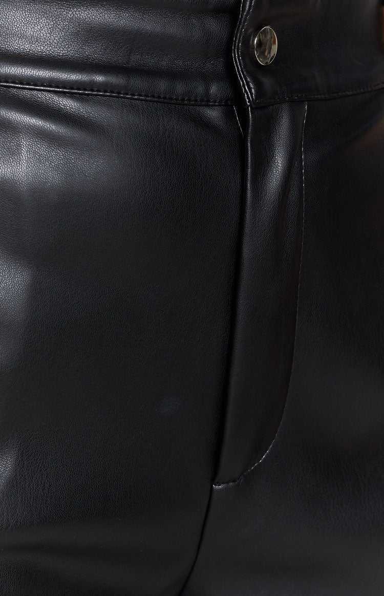 Beautifully Finished Pants in a Timeless Design