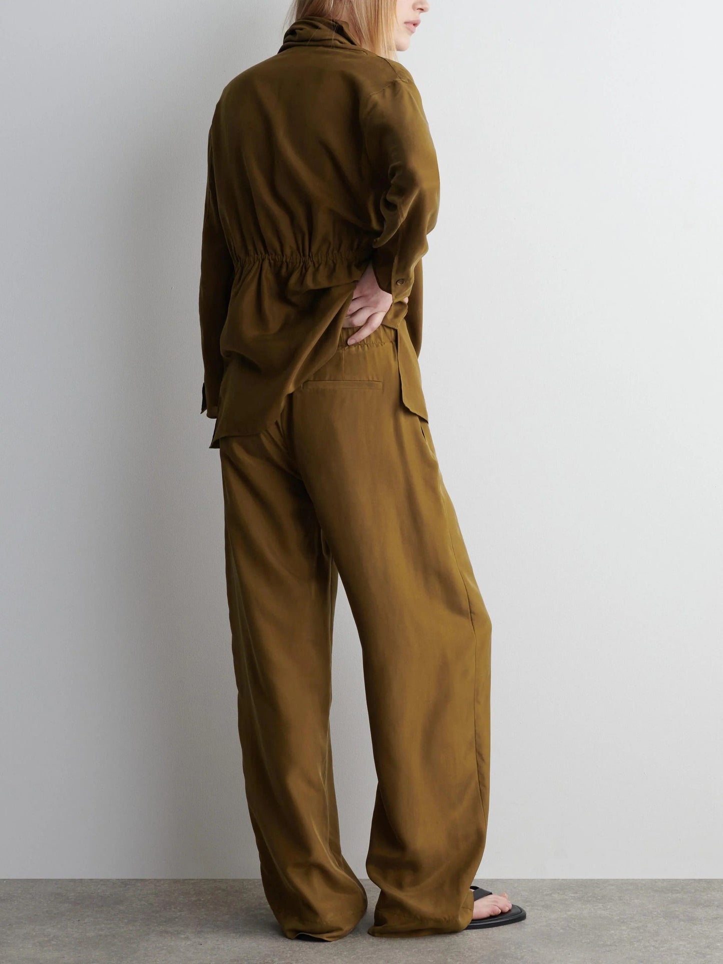 Well Tailored Pants with a Graceful Silhouette