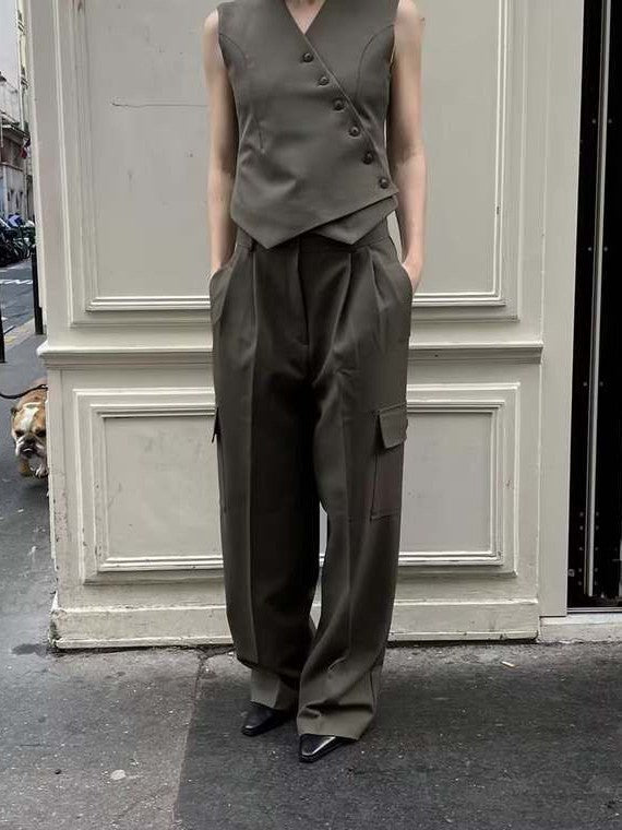Effortlessly Elegant Pants with a Timeless Design