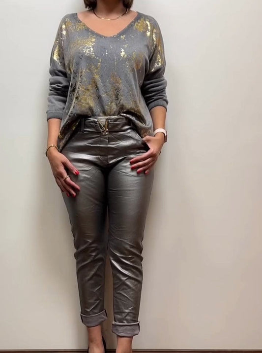 Effortlessly Elegant Trousers with a Timeless Design
