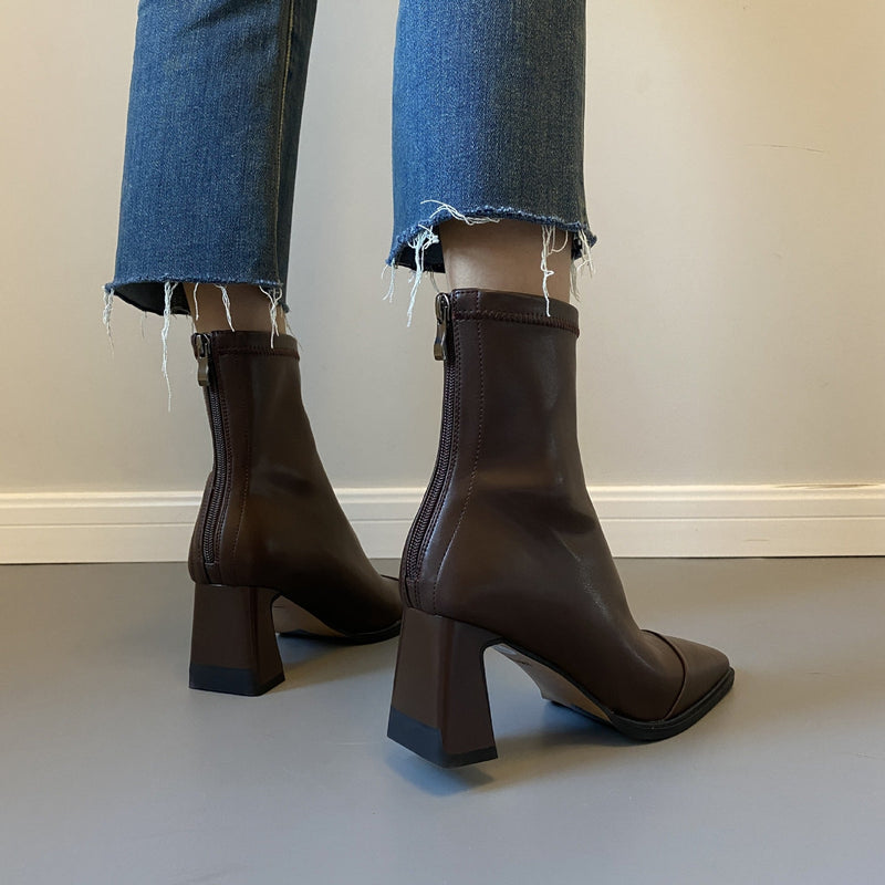 Well Tailored Boots with a Graceful Silhouette