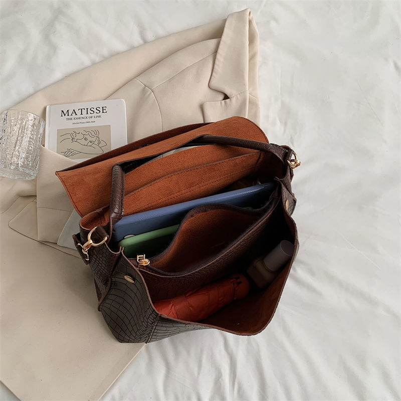 Sophisticated Bag with a Clean Classic Look