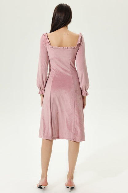 Well Tailored Dress with a Graceful Silhouette