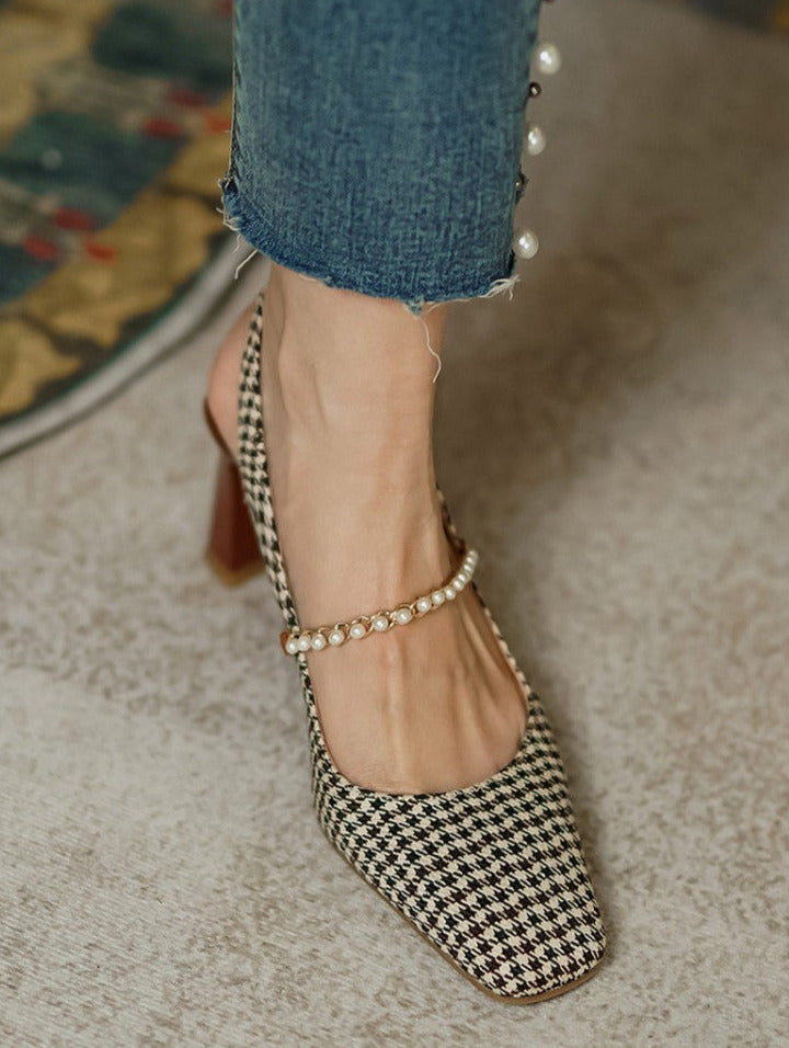Effortlessly Elegant Heels with a Timeless Design