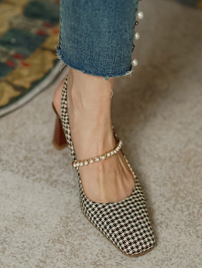 Effortlessly Elegant Heels with a Timeless Design
