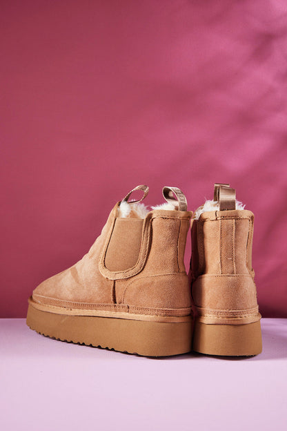 Effortlessly Elegant Boots with a Timeless Design