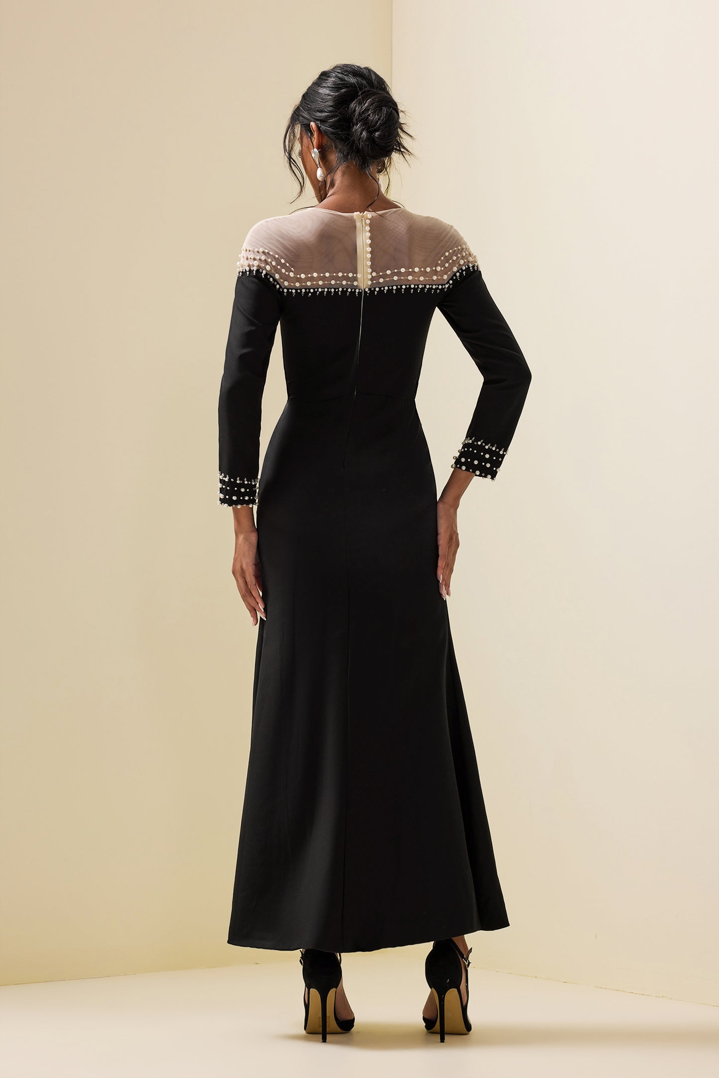 Beautifully Finished Dress in a Timeless Design
