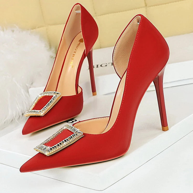 Well Tailored Heels with a Graceful Silhouette