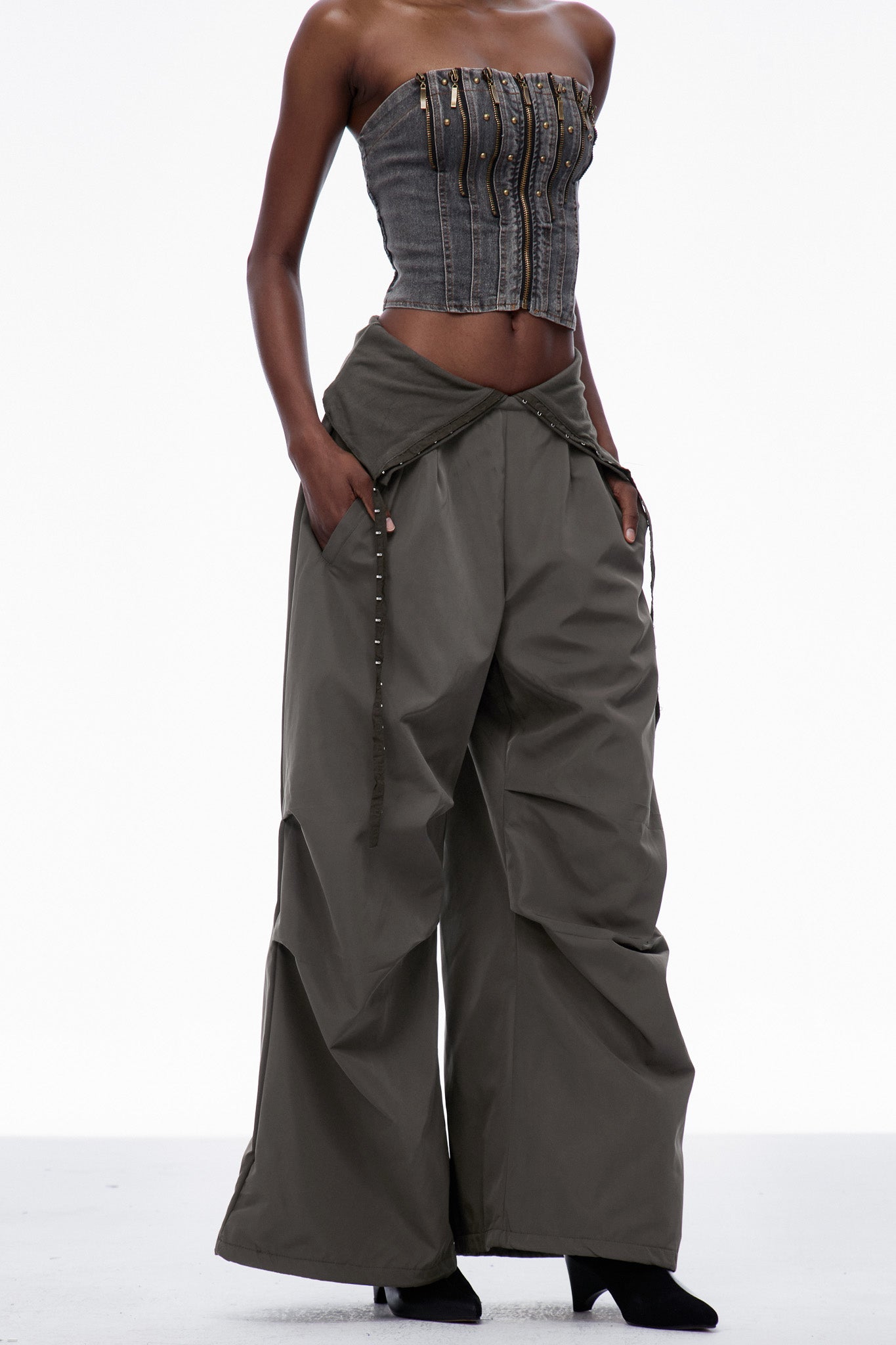 Effortlessly Elegant Pants with a Timeless Design