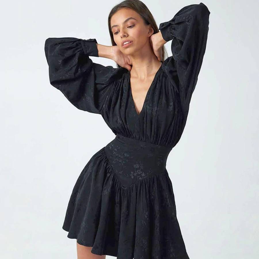 Effortlessly Elegant Dress with a Timeless Design