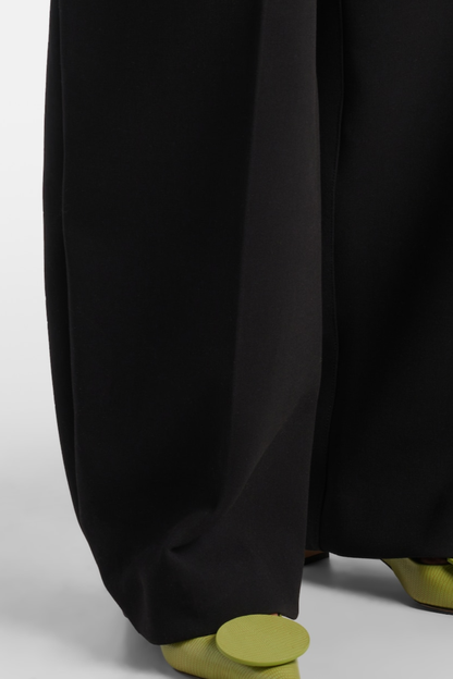 Effortlessly Elegant Pants with a Timeless Design