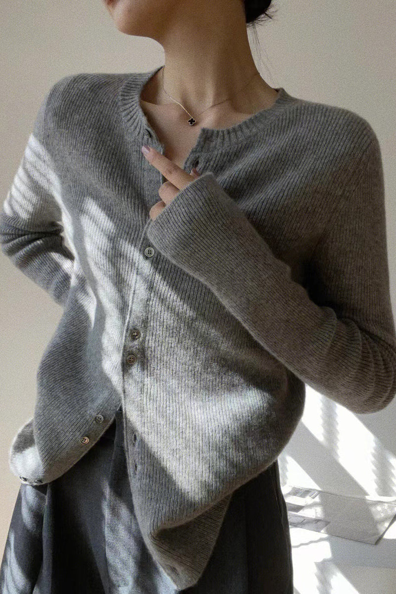 Effortlessly Elegant Cardigan with a Timeless Design