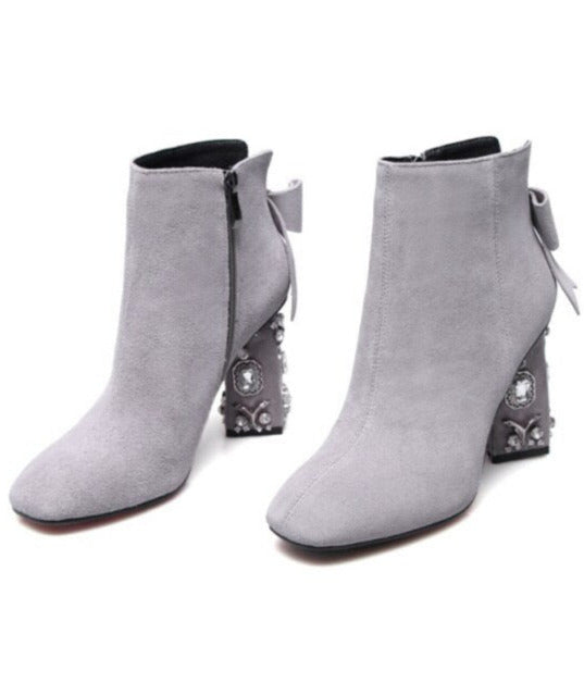 Effortlessly Elegant Heels with a Timeless Design