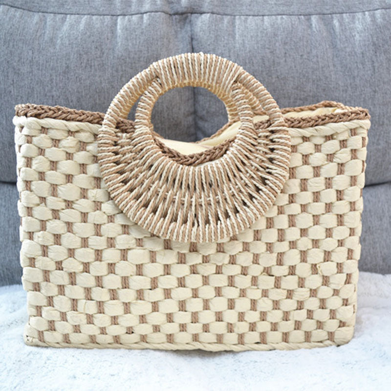Well Tailored Bag with a Graceful Silhouette