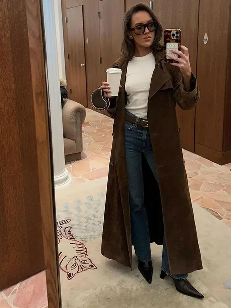 Well Tailored Coat with a Graceful Silhouette