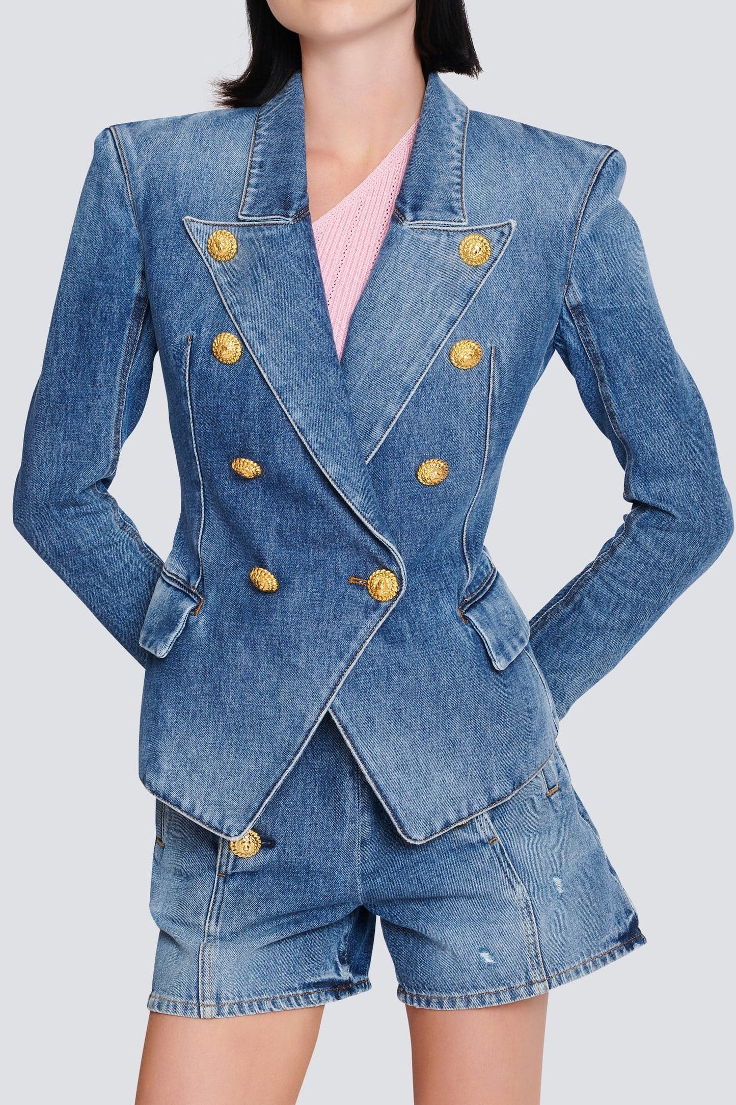 Effortlessly Elegant Jacket with a Timeless Design