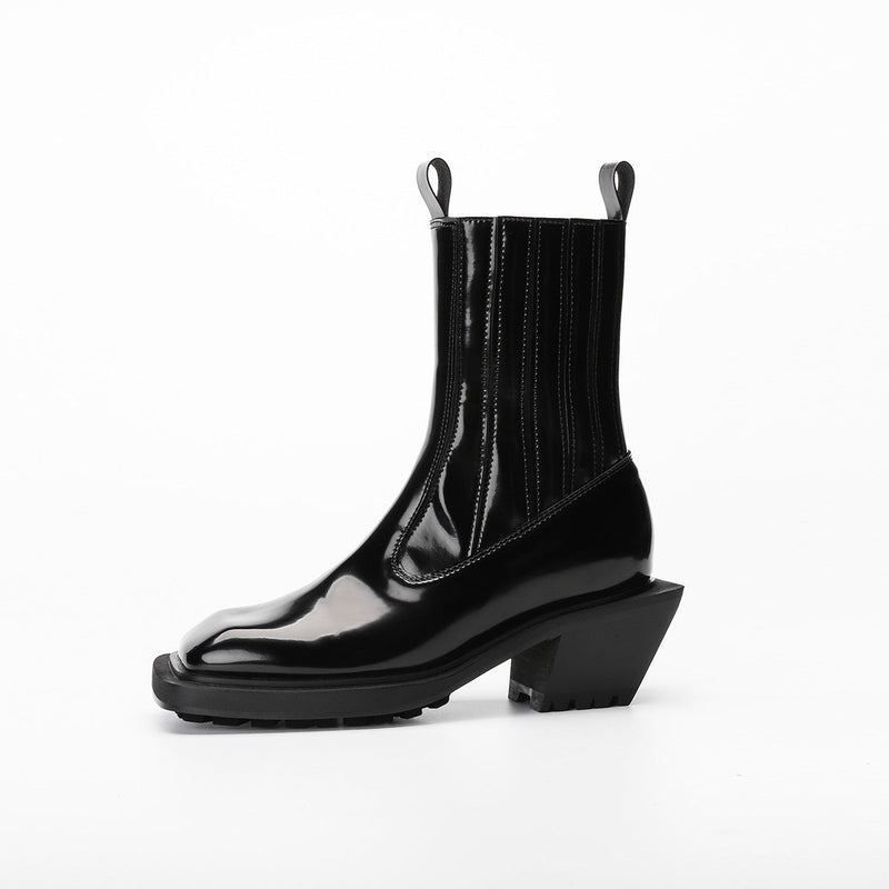 Effortlessly Elegant Boots with a Timeless Design