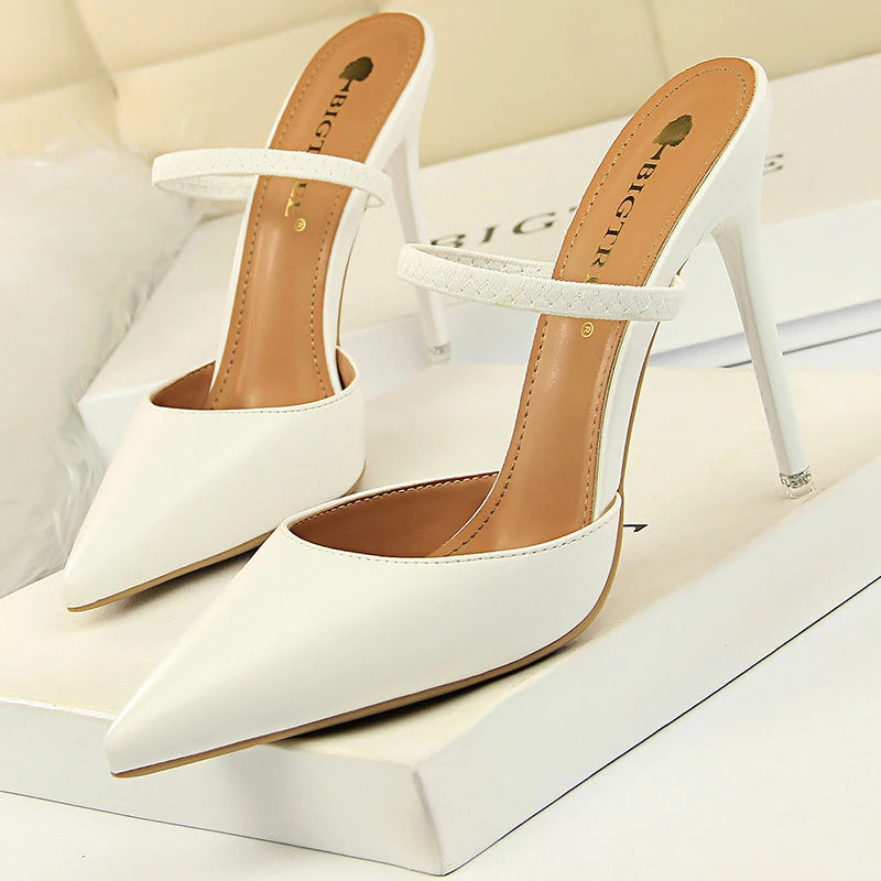 Effortlessly Elegant Heels with a Timeless Design