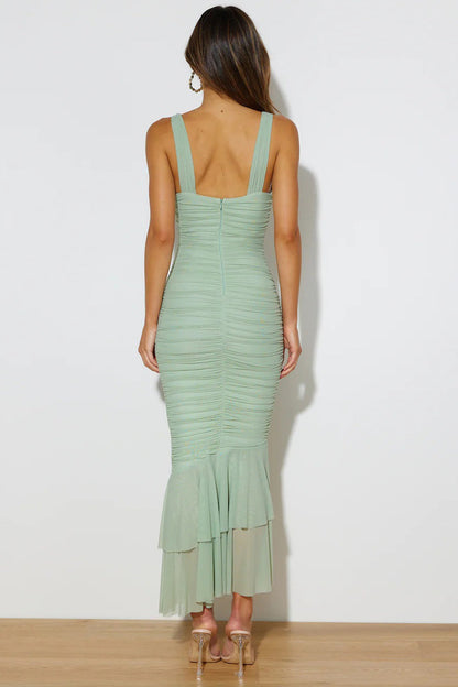 Well Tailored Dress with a Graceful Silhouette