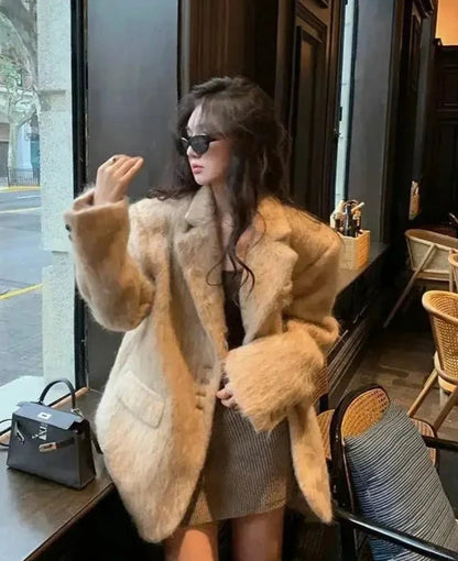 Well Tailored Coat with a Graceful Silhouette