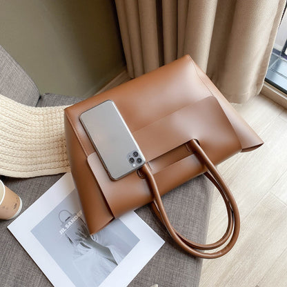 Well Tailored Bag with a Graceful Silhouette