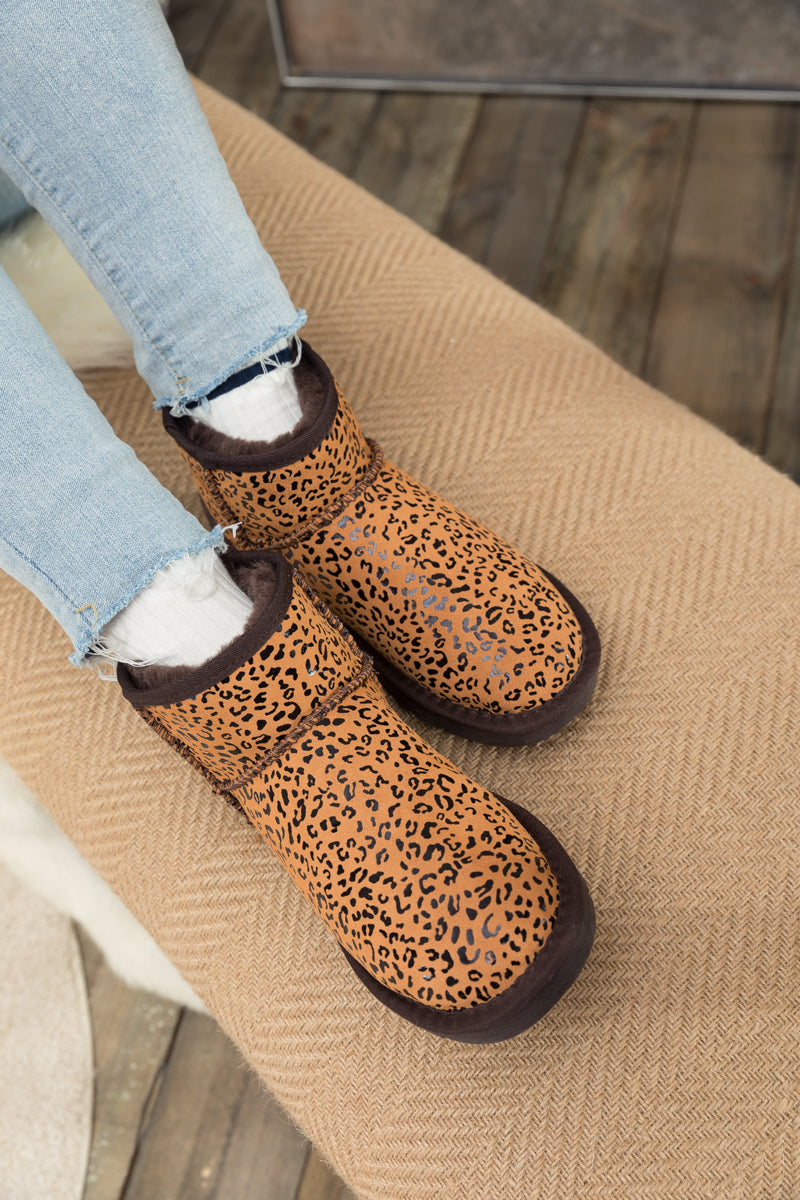 Effortlessly Elegant Boots with a Timeless Design