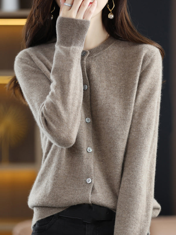Well Tailored Cardigan with a Graceful Silhouette